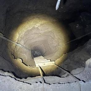 Defineciler evin i&ccedil;inde 25 metrelik kuyu kazdı; 2 g&ouml;zaltı