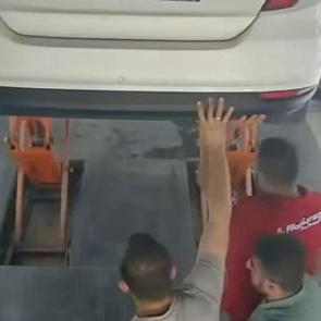 Deprem paniği kamerada: Kuaf&ouml;r, kuyumcu, oto tamircisi..