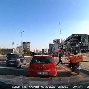 Ankara'da feci kaza: Yolun karşısına ge&ccedil;mek isteyen kadına motosiklet &ccedil;arptı!