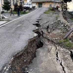 Rize'de heyelan sonrası korkutan manzara! İkiye ayrılan yol 60 santimetre &ccedil;&ouml;kt&uuml;