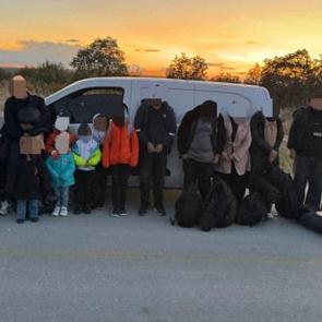 Edirne&rsquo;de durdurulan ara&ccedil;ta 15 ka&ccedil;ak g&ouml;&ccedil;men yakalandı