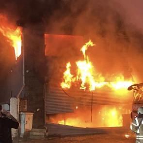 Esenyurt'ta korkutan yangın! 5 iş yerine sı&ccedil;radı