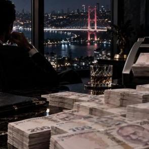 Hesabından bir gecede 45 milyar TL &ccedil;ekti! Kim bu milyarder?