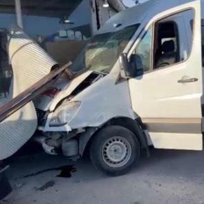 İş&ccedil;i servisi d&uuml;kkana daldı: &Ccedil;ok sayıda yaralı var