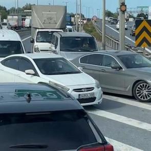 İstanbul'da akılalmaz g&ouml;r&uuml;nt&uuml;ler: Trafikten sıkılıp ters y&ouml;ne girdiler!