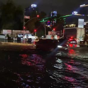 İstanbul'u sağanak vurdu: Yollar g&ouml;le d&ouml;nd&uuml;