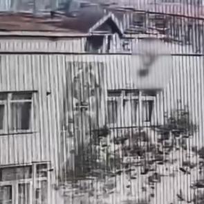 İşte doktorun 4&rsquo;&uuml;nc&uuml; kattan d&uuml;şt&uuml;ğ&uuml; anlar kamerada! Sevgilisi: Tutmaya &ccedil;alıştım