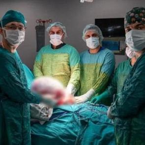 Karın ağrısıyla doktora gitti ger&ccedil;eği g&ouml;r&uuml;nce şaşkına d&ouml;nd&uuml;! Tam 15 kg &ccedil;ıkarıldı...