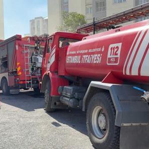 K&uuml;&ccedil;&uuml;k&ccedil;ekmece&rsquo;de elektrikli otomobil alev alev yandı! Bina tahliye edildi