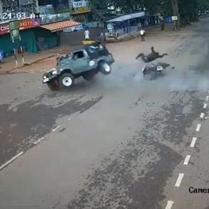 Hindistan'da korkun&ccedil; &ccedil;arpışma: Motosikletli havaya fırladı, cip takla attı!