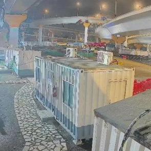Mumbai'de bariyerleri aşan BMW, metrelerce y&uuml;ksekten aşağı &ccedil;akıldı: 3 gen&ccedil; &ouml;ld&uuml;