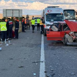 Otomobil TIR'a arkadan &ccedil;arptı: 2&rsquo;si &ccedil;ocuk 6 yaralı