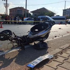Otomobille &ccedil;arpışan elektrikli bisikletin s&uuml;r&uuml;c&uuml;s&uuml; liseli ağır yaralandı