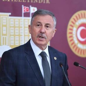&Ouml;zdağ'dan Davutoğlu'na sert s&ouml;zler: D&uuml;kkan kapatır gibi parti kapattı