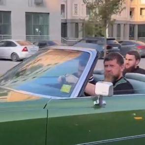 Sandıktan zaferle &ccedil;ıkan &Ccedil;e&ccedil;en lider Kadirov Grozni'de Cadillac ile zafer turu attı