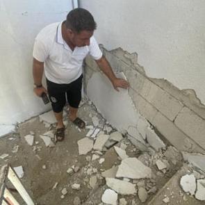 Şanlıurfa'daki depremde bazı ev ve ahırlarda hasar oluştu