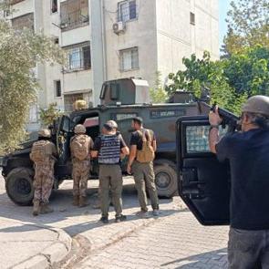 Adana&rsquo;da kesinleşmiş hapis cezası ekiplere teslim olmadı direndi