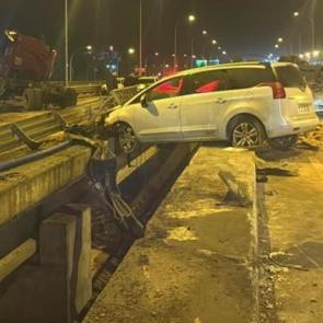 Tır ile otomobiller &ccedil;arpıştı: &Ouml;l&uuml; ve &ccedil;ok sayıda yaralı var