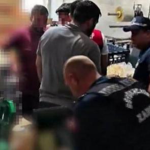 T&uuml;keticiye ulaşmadan yakalandı: 2 kamyon cips ve şekerlemeye el konuldu