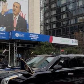 T&uuml;rkevi'nde D&uuml;nya 5'ten b&uuml;y&uuml;kt&uuml;r mesajı Trump'ın ge&ccedil;işi sırasında g&ouml;r&uuml;nt&uuml;lendi