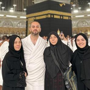 Umre i&ccedil;in gittiler, 8 aydır T&uuml;rkiye&rsquo;ye d&ouml;nemiyorlar! Kabe&rsquo;deki olay hayatlarını değiştirdi