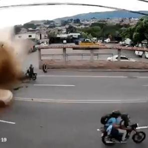 Yeraltı su borusu bomba gibi patladı