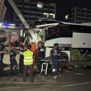 Feci kaza: Yolcu otob&uuml;s&uuml; direğe &ccedil;arptı! 