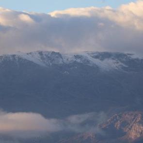 Erzincan'ın y&uuml;ksek kesimlerine mevsimin ilk karı yağdı