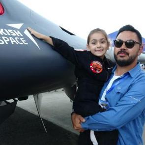 U&ccedil;akları camdan izliyordu, TEKNOFEST&rsquo;te kokpite oturdu: 6 yaşındaki Meryem&rsquo;in F-16 hayali