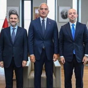 Bakan Ersoy, THY y&ouml;netimini kabul etti, turizm işbirliğini g&ouml;r&uuml;şt&uuml;!