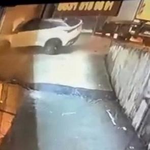 Beylikd&uuml;z&uuml;'nde feci kaza: Kontrolden &ccedil;ıkan otomobil d&uuml;kkana daldı!