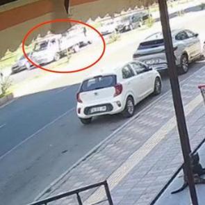 A&ccedil;ılan kapıya &ccedil;arpıp yola savrulan motosikletli, kamyonetin altında can verdi