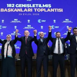 AK Parti'ye katılımlar devam ediyor: Cumhurbaşkanı Erdoğan rozetleri taktı