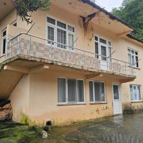 Artvin'de anlaması g&uuml;&ccedil; olay! 35 yıllık evin altından fışkırıyor 
