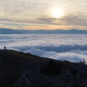 Artvin&rsquo;de bulutların &uuml;zerine yolculuk: Sa&ccedil;inka Dağı&rsquo;nda g&uuml;n batımı g&ouml;z kamaştırdı