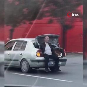 Avcılar'da akılalmaz yolculuk: Otomobilin a&ccedil;ık bagajında yolculuk yaptı