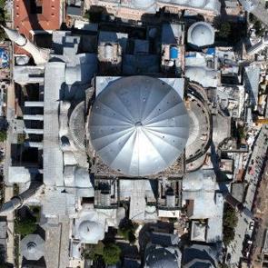 Ayasofya'nın tarihi siluetinde restorasyon mesaisi: Ana kubbe gri brandayla kapatıldı