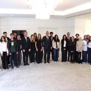Bakan Memişoğlu dereceye giren tıp &ouml;ğrencileriyle buluştu: İdealizminizi kaybetmeyin
