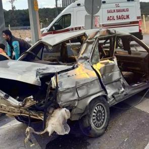 &Ccedil;anakkale&rsquo;de otob&uuml;s ile otomobilin &ccedil;arpıştı: 2 &ouml;l&uuml;