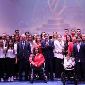 Cevdet Yılmaz'dan milli sporculara b&uuml;y&uuml;k &ouml;vg&uuml;! 'Sizler ger&ccedil;ek kahramanlarsınız'