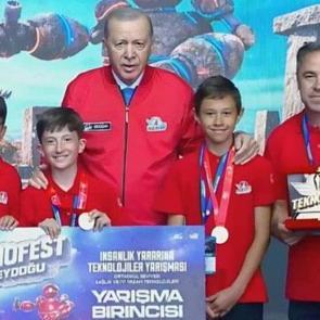 &Ccedil;orumlu &ouml;ğrenciler &ouml;d&uuml;l&uuml;n&uuml; Cumhurbaşkanı Erdoğan'ın elinden aldı
