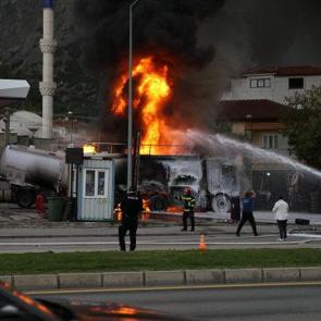 Denizli'de akaryakıt istasyonunda tanker yangını: Ekipler m&uuml;dahale ediyor
