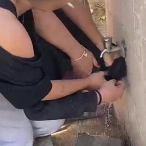 Denizli'de şoke eden g&ouml;r&uuml;nt&uuml;ler: Isladılar, darp ettiler, sa&ccedil;ından tutup s&uuml;r&uuml;klediler