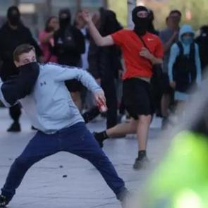 Dijitalde b&uuml;y&uuml;yen tehdit sokağa indi: Batı d&uuml;nyasında 'aşırı sağ' tehlikesi b&uuml;y&uuml;yor 