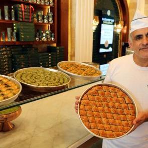 Eğitim i&ccedil;in gittiği ABD'de baklava ustası oldu: SpaceX &ccedil;alışanlarına T&uuml;rk tatlısı yedirdi