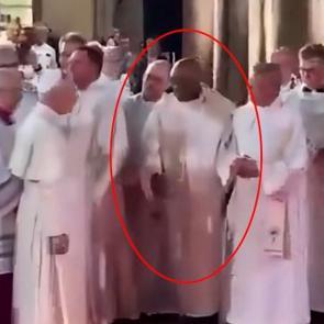 Eli havada kaldı! Papa 14. Leo Fransa ziyaretinde siyahi rahibi g&ouml;rmezden geldi