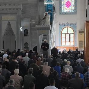 Eller konuşuyor, g&ouml;n&uuml;ller anlıyor! &Ccedil;ankırı'da hutbeyi b&ouml;yle takip ediyorlar