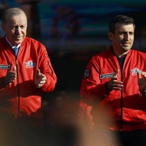 Erdoğan t&uuml;rk&uuml; istedi, renkli anlar yaşandı: G&ouml;nl&uuml;m ge&ccedil;mez roketten vazge&ccedil;mem Teknofest'ten