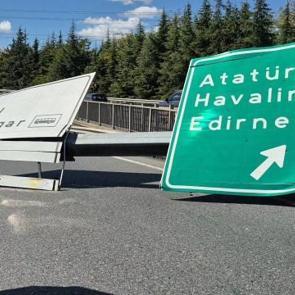 Esenler'de damperi a&ccedil;ık kamyon dehşeti: Tabelaları devirip ka&ccedil;tı