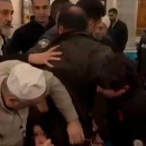 S&ouml;z&uuml;n bittiği yer: Ey&uuml;psultan Camii'nde silahlı kavga! Havaya ateş a&ccedil;tı